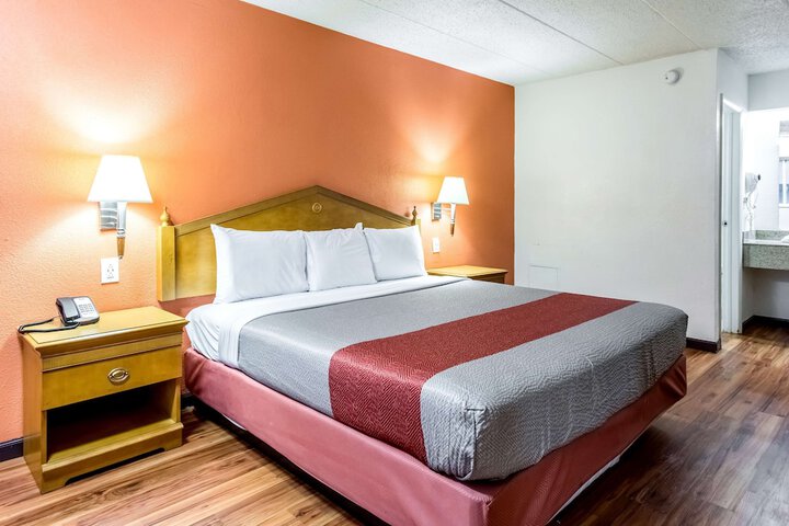 1 King Bed (13 of 18)