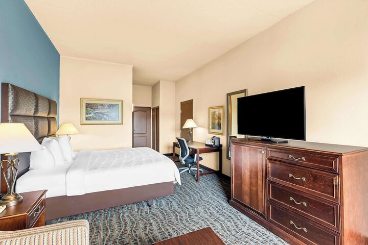 1 King Bed Pillowtop Bed 32 Inch LCD Television Microwave and Refrigerator Full Breakfast (10 of 14)