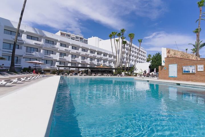 Hotel Pool