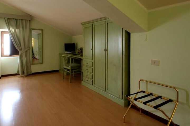 Room 6 of 36