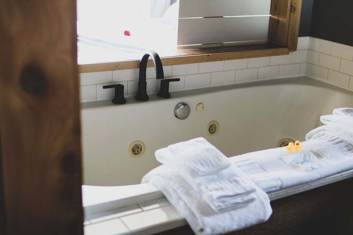 Deep soaking bathtub