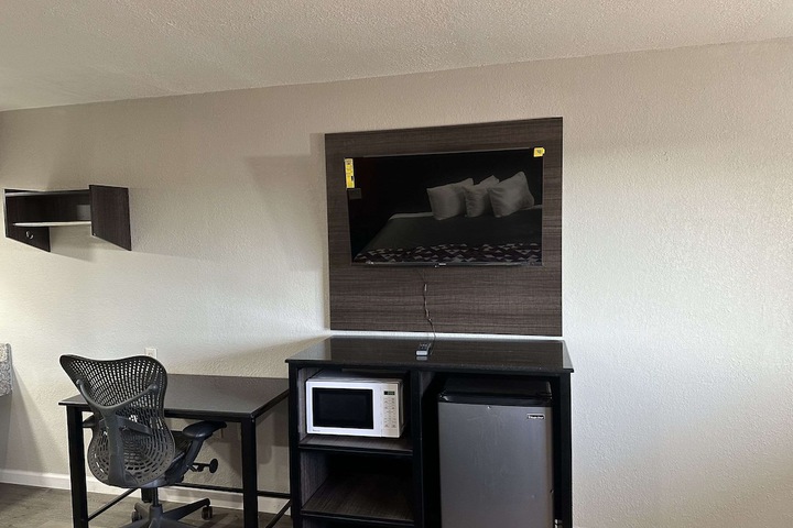 1 King Bed Accessible (2 of 5)