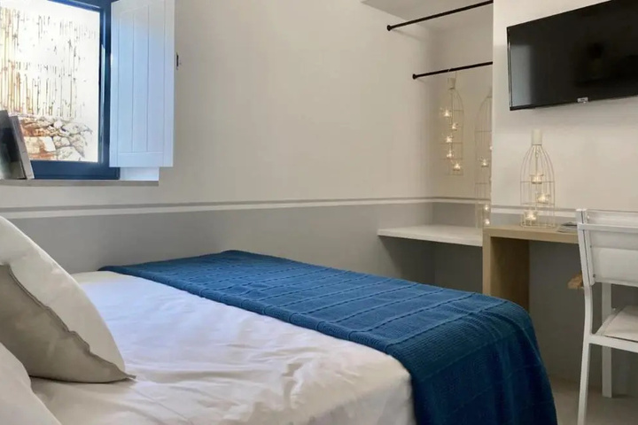 Room 4 of 16