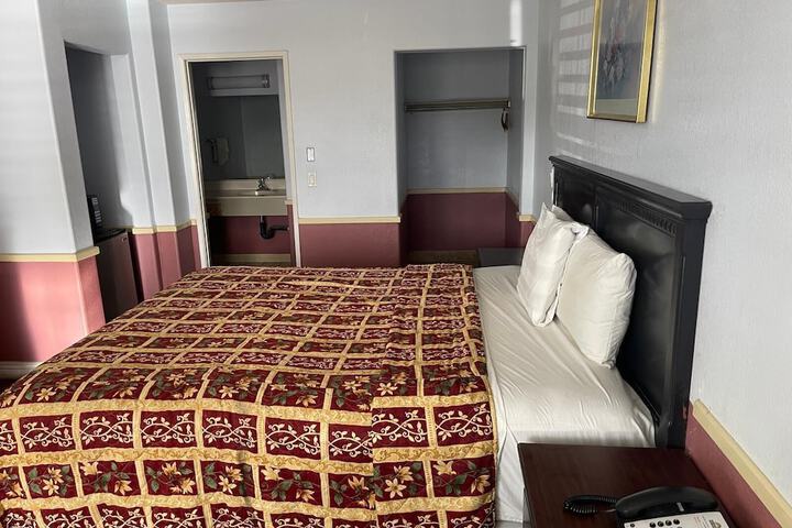 1 King Bed (11 of 17)