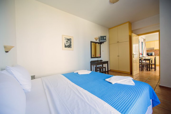 Room 7 of 32
