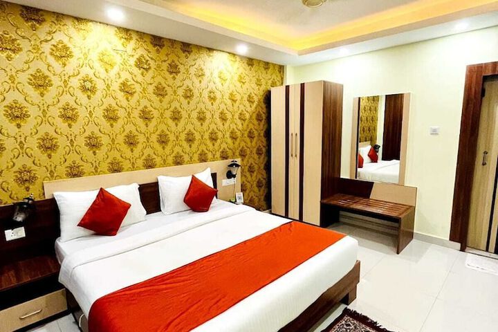 Room 4 of 18
