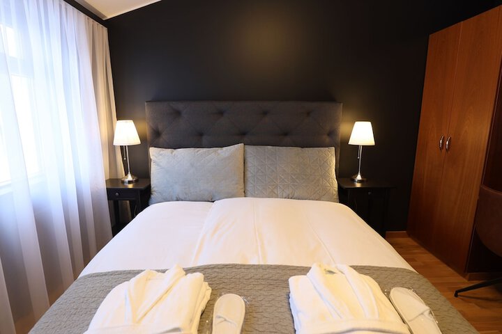 Room 6 of 42