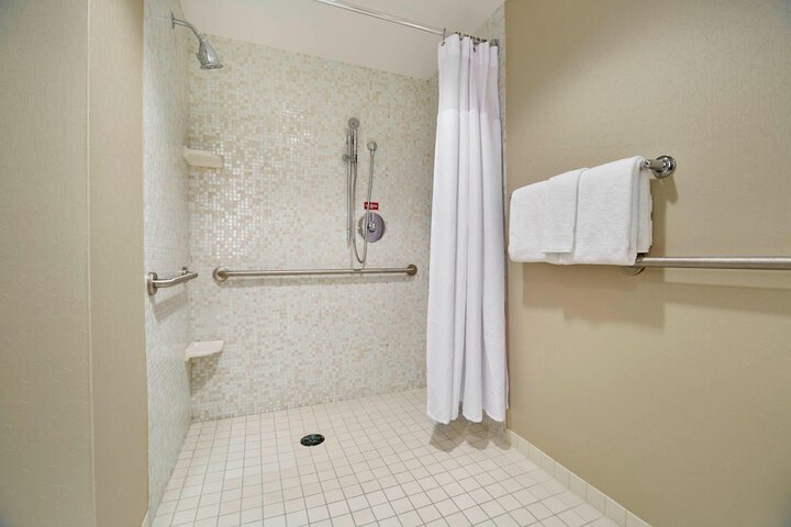 Room 28 of 82