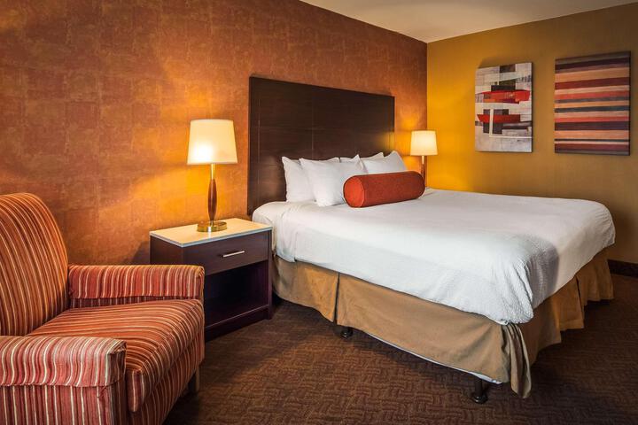 1 Queen Bed Exterior Accessible Microwave and Refrigerator Full Breakfast (13 of 22)