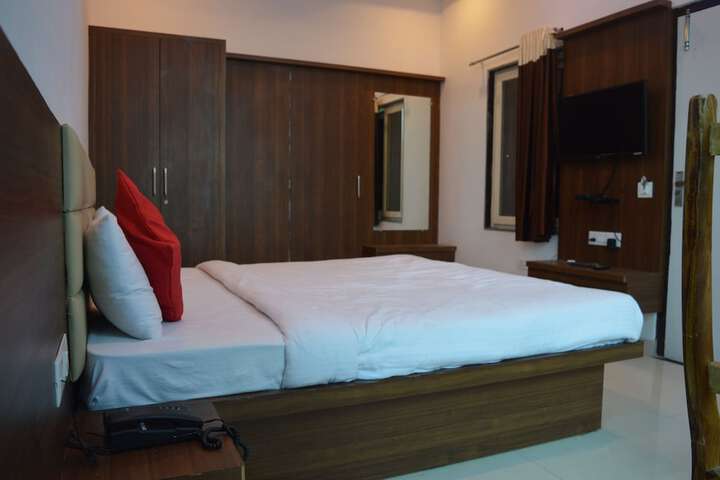 Room 4 of 11