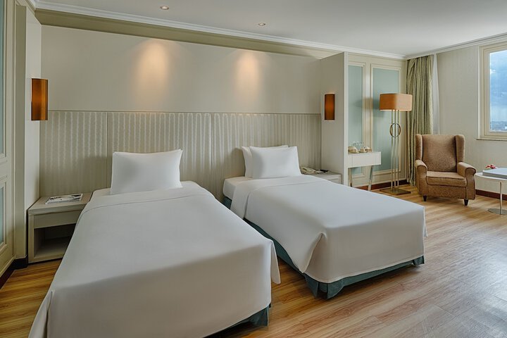 Room 8 of 180