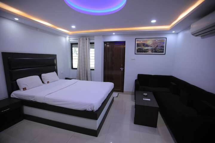 Room 5 of 11