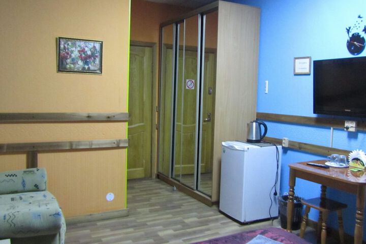 Room 12 of 93