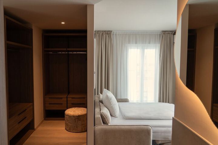 Room 40 of 165