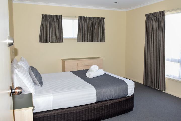 Room 2 of 34