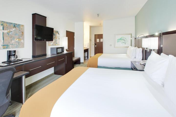 2 Queen Beds (2 of 3)