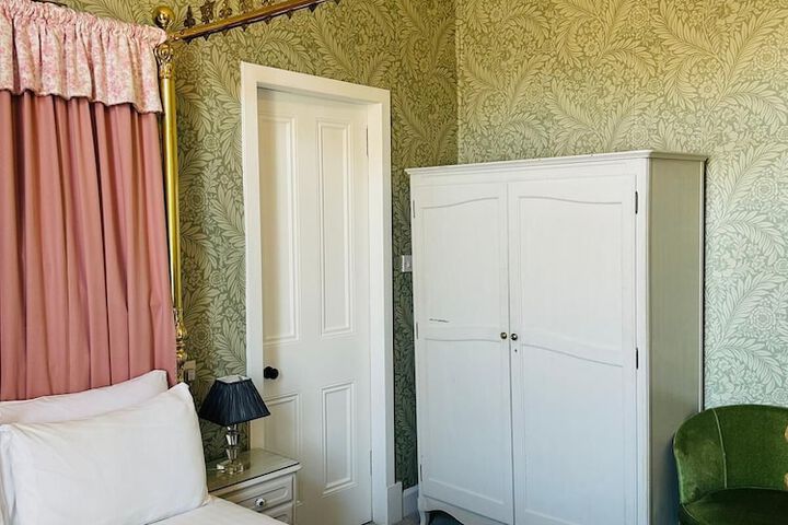 Room 10 of 30