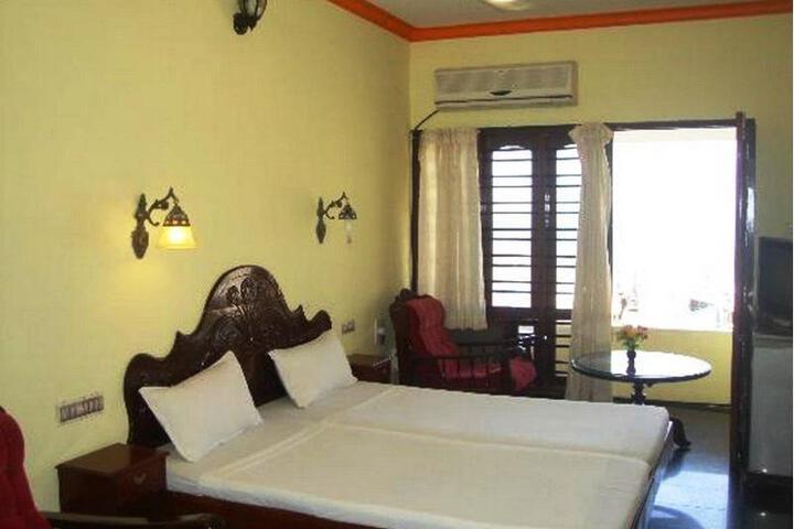 Room 4 of 7