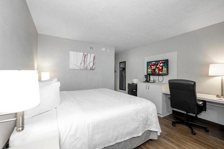 1 King Bed Accessible (5 of 23)