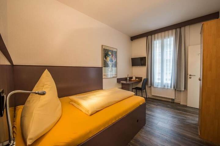 Room 2 of 25