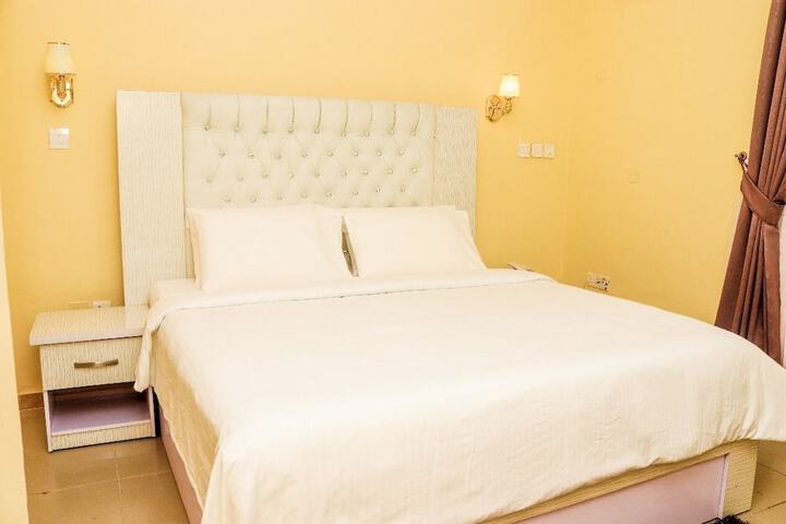 Room 10 of 14