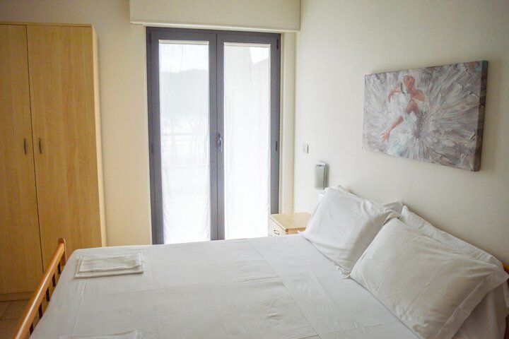 Room 14 of 208