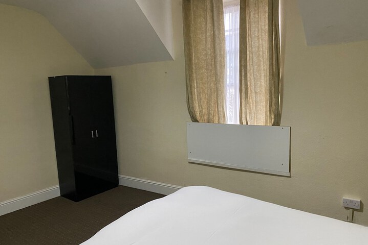 Room 5 of 18