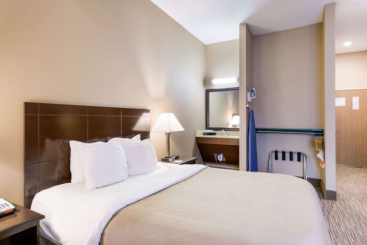 Queen Bed Accessible (13 of 13)