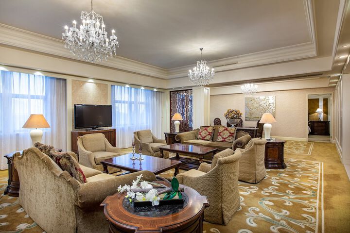 Lounge 40 of 76