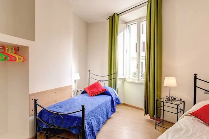 Room 5 of 10
