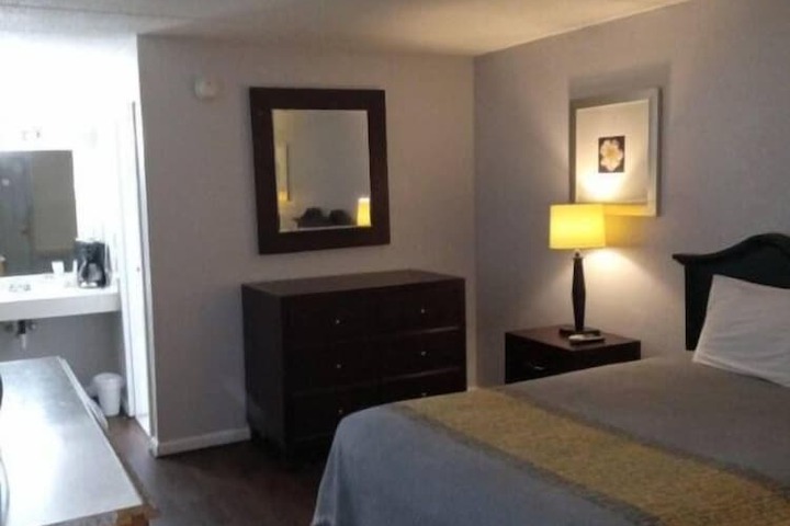 1 Queen Bed (13 of 19)