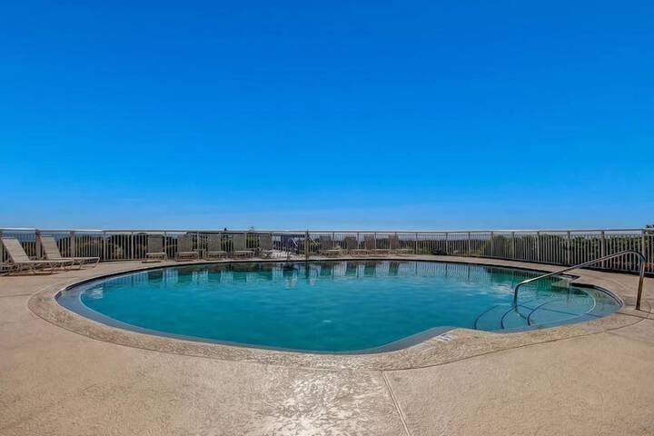 Pool 17 of 33
