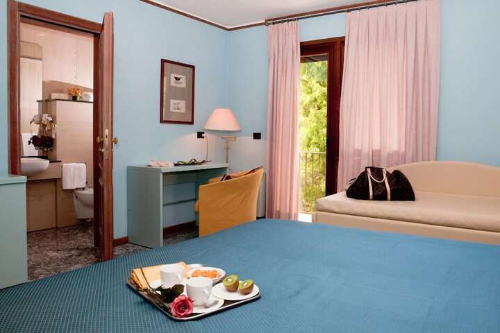 Room 6 of 33