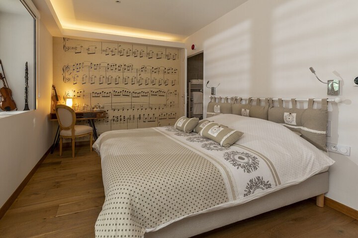 Room 15 of 147