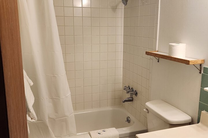 1 Bedroom Deluxe Queen Bed River View (3 of 11)