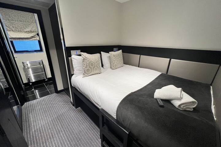 Room 9 of 27