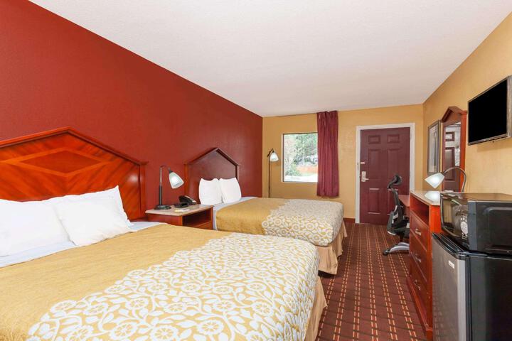 1 Queen Bed (6 of 7)