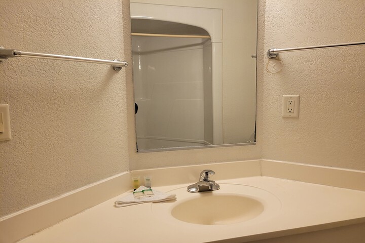 1 Double Bed Accessible (38 of 40)