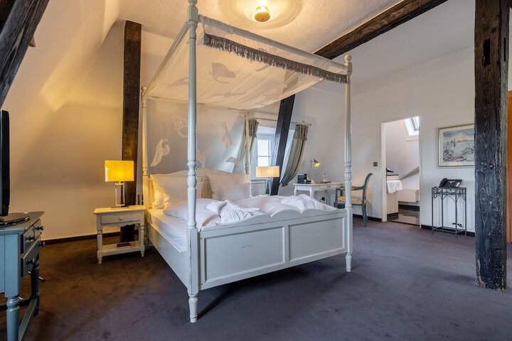 Room 25 of 102