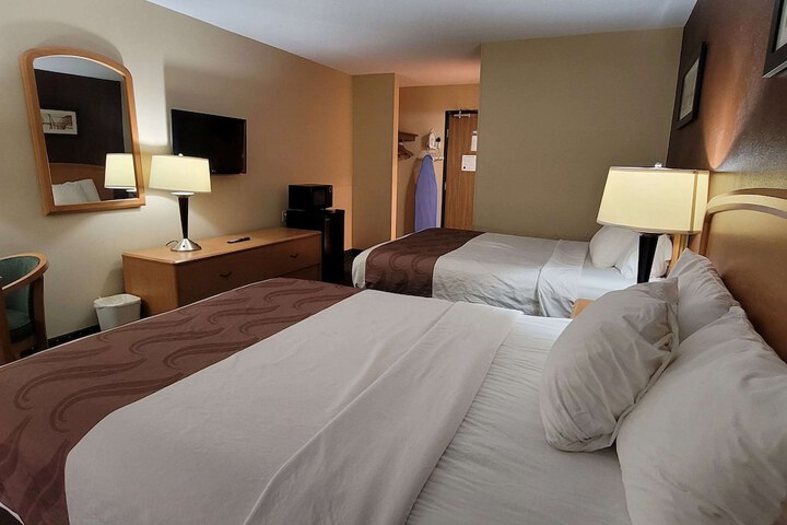 2 Queen Beds (1 of 4)