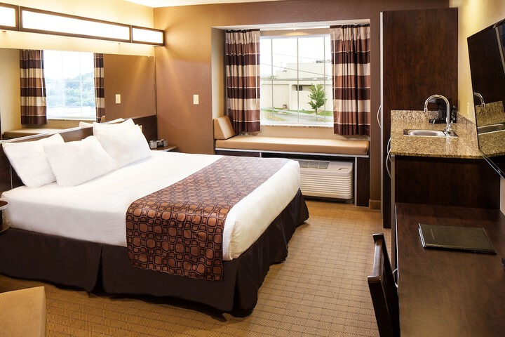 Suite Accessible Queen Size Bed (5 of 12)