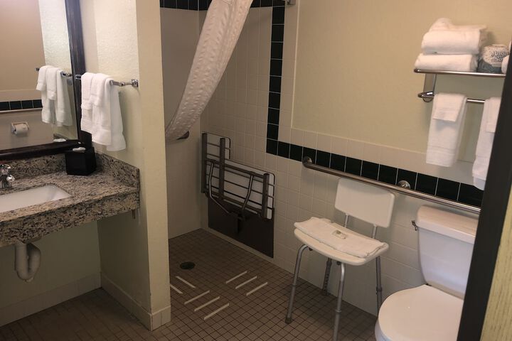 Quadruple Accessible Queen Size Bed (10 of 18)