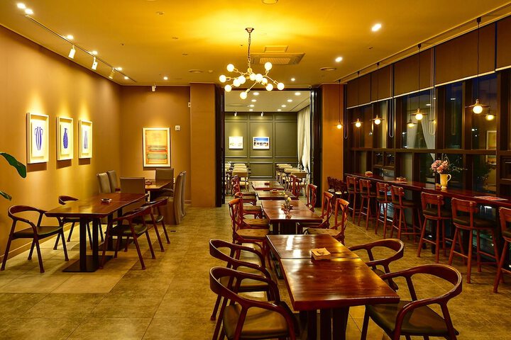 Dining 27 of 34