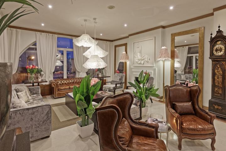 Entrance & Lobby