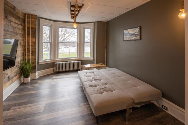 Room 8 of 9