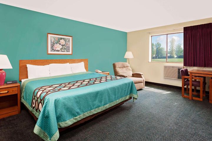 1 King Bed (2 of 4)