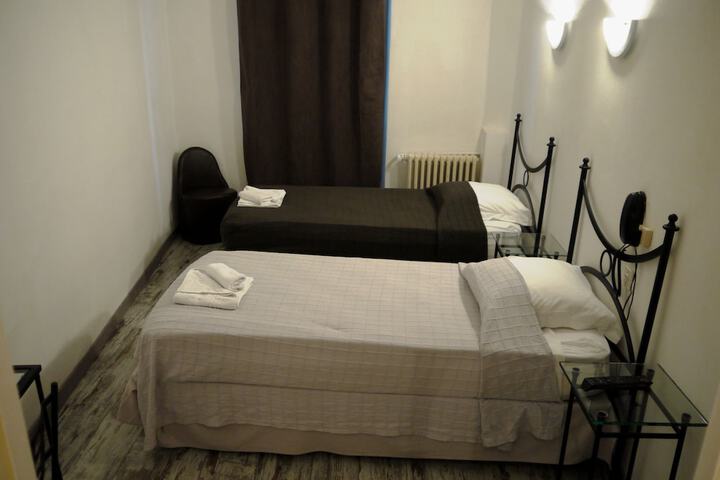 Room 6 of 18