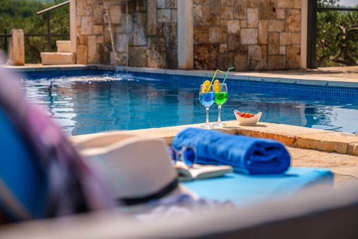Pool 20 of 32