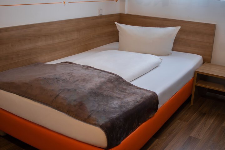 Room 6 of 25