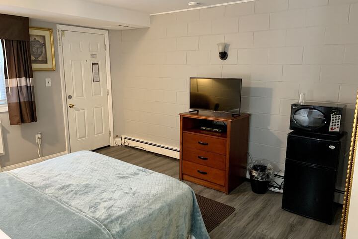 1 Queen Bed (16 of 20)